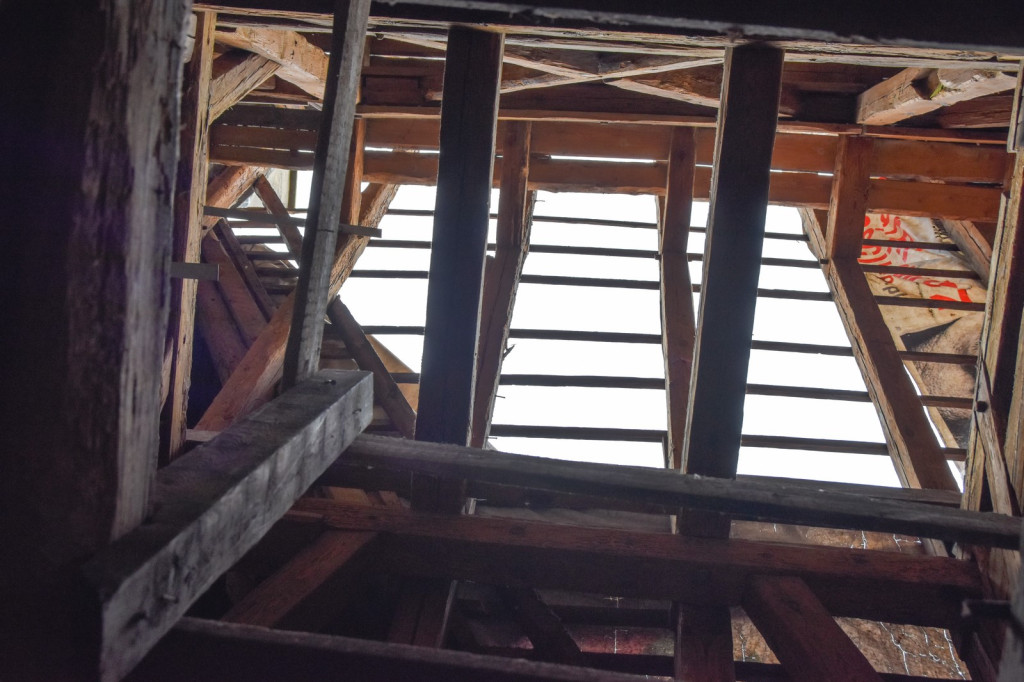 Orkan uszkodził zabezpieczenie dachu ratusza. Namokły stropy i posadzka [zdjęcia]