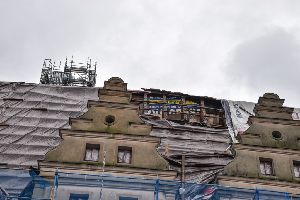 Orkan uszkodził zabezpieczenie dachu ratusza. Namokły stropy i posadzka [zdjęcia]