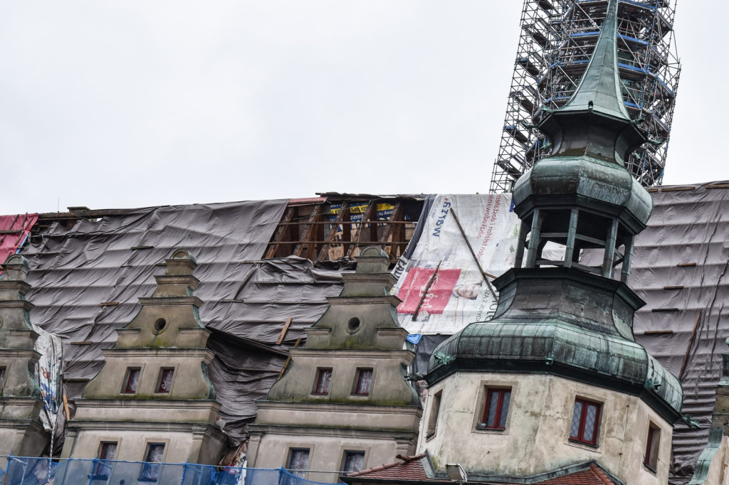 Orkan uszkodził zabezpieczenie dachu ratusza. Namokły stropy i posadzka [zdjęcia]