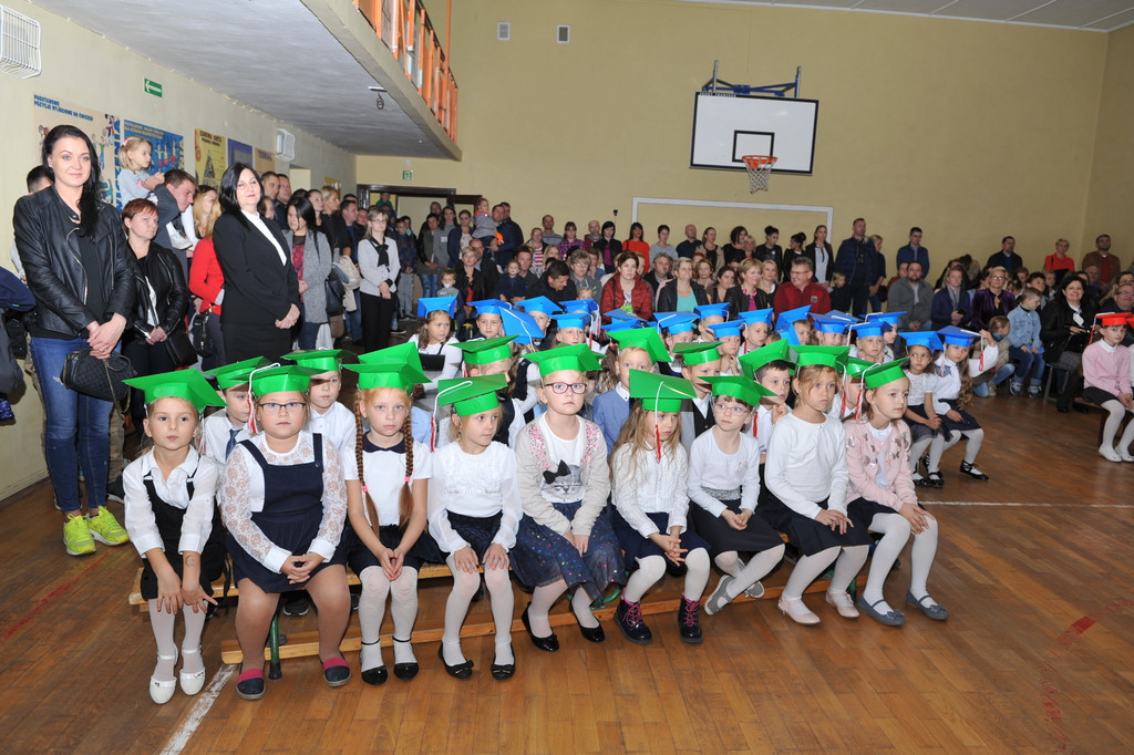 Ślubowanie pierwszoklasistów w Publicznej Szkole Podstawowej im. M. Kopernika w Lewinie Brzeskim