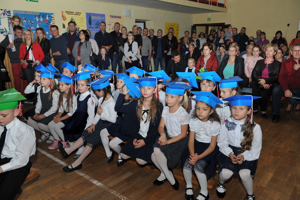 Ślubowanie pierwszoklasistów w Publicznej Szkole Podstawowej im. M. Kopernika w Lewinie Brzeskim