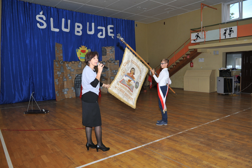 Ślubowanie pierwszoklasistów w Publicznej Szkole Podstawowej im. M. Kopernika w Lewinie Brzeskim