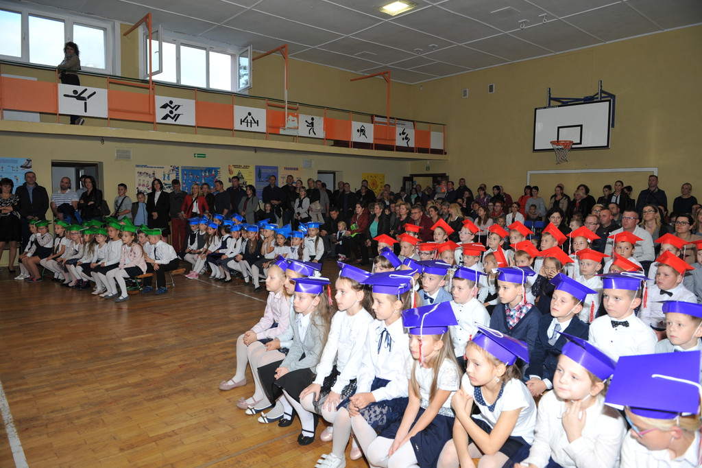 Ślubowanie pierwszoklasistów w Publicznej Szkole Podstawowej im. M. Kopernika w Lewinie Brzeskim