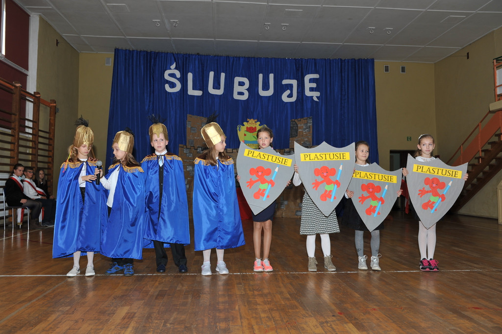 Ślubowanie pierwszoklasistów w Publicznej Szkole Podstawowej im. M. Kopernika w Lewinie Brzeskim