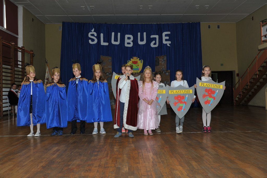 Ślubowanie pierwszoklasistów w Publicznej Szkole Podstawowej im. M. Kopernika w Lewinie Brzeskim