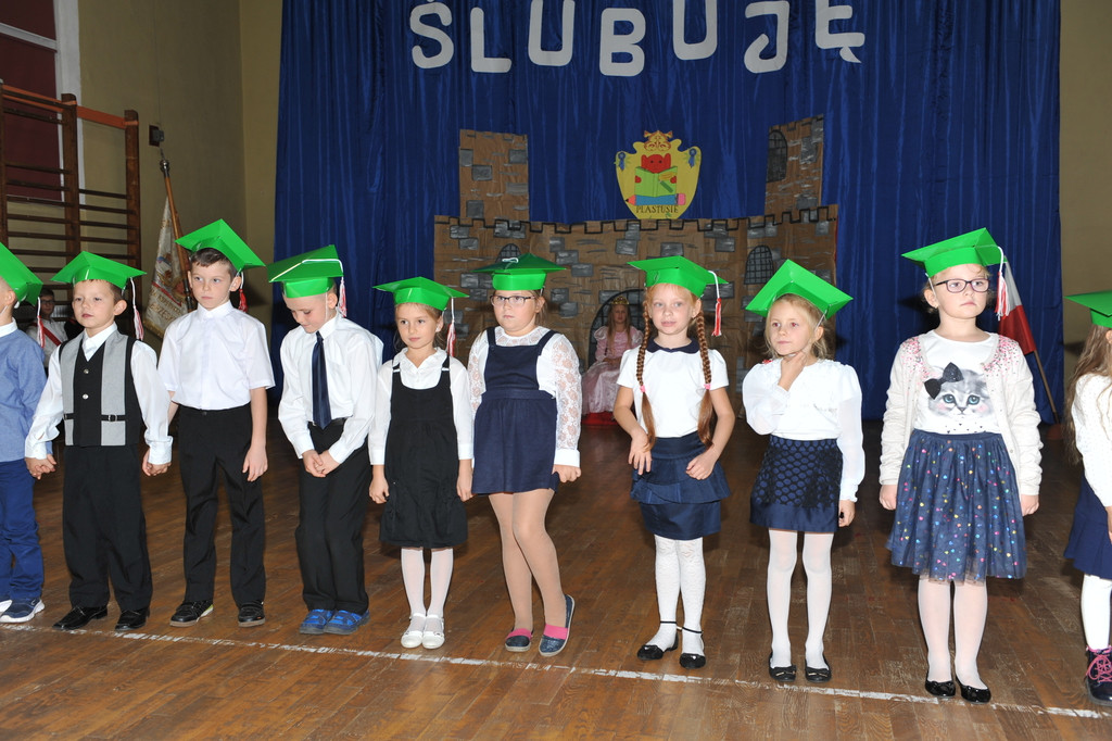 Ślubowanie pierwszoklasistów w Publicznej Szkole Podstawowej im. M. Kopernika w Lewinie Brzeskim