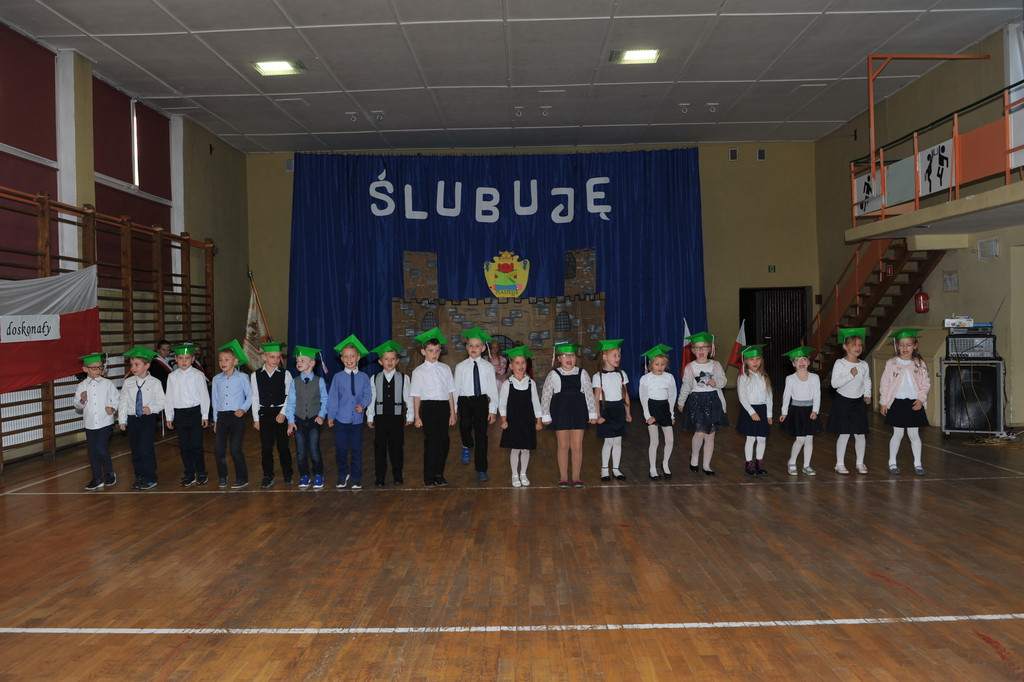 Ślubowanie pierwszoklasistów w Publicznej Szkole Podstawowej im. M. Kopernika w Lewinie Brzeskim