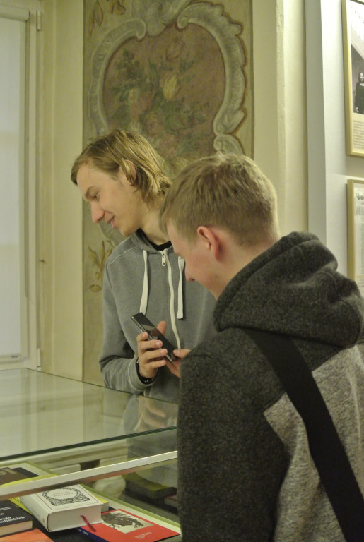 Z wizytą w Ossolineum. Uczniowie I LO w Brzegu na niecodziennej lekcji historii