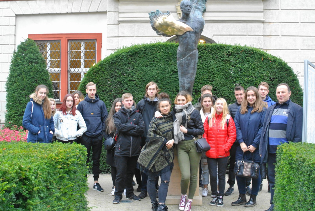 Z wizytą w Ossolineum. Uczniowie I LO w Brzegu na niecodziennej lekcji historii