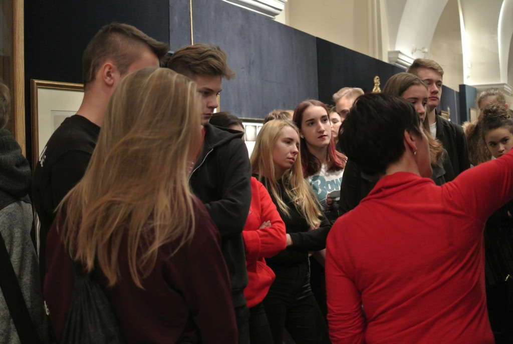 Z wizytą w Ossolineum. Uczniowie I LO w Brzegu na niecodziennej lekcji historii