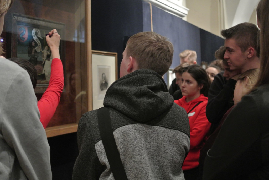 Z wizytą w Ossolineum. Uczniowie I LO w Brzegu na niecodziennej lekcji historii