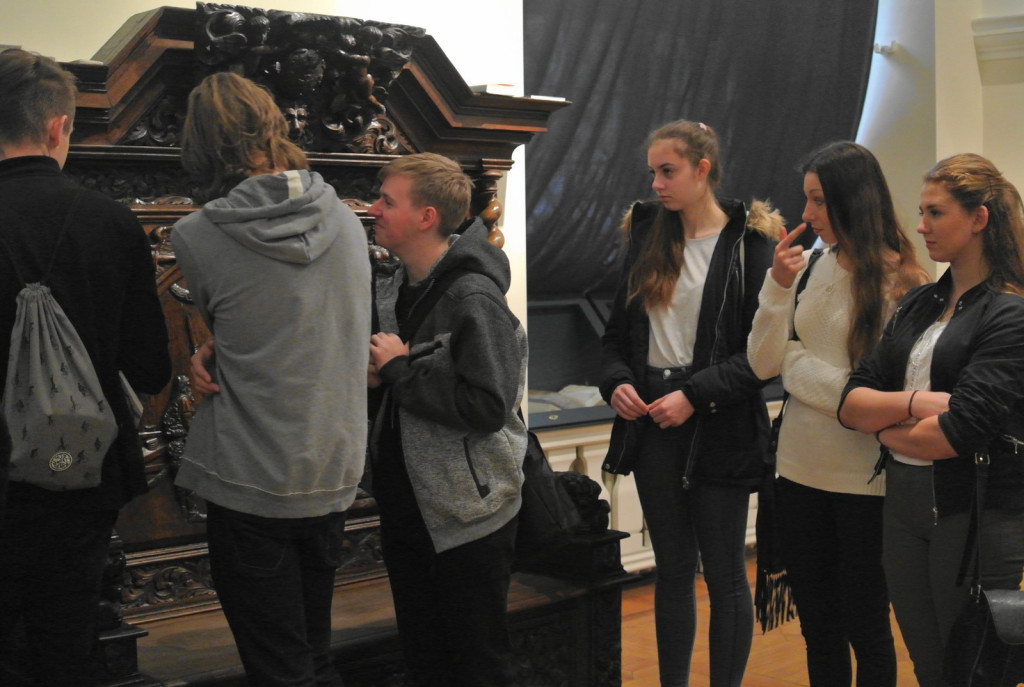 Z wizytą w Ossolineum. Uczniowie I LO w Brzegu na niecodziennej lekcji historii