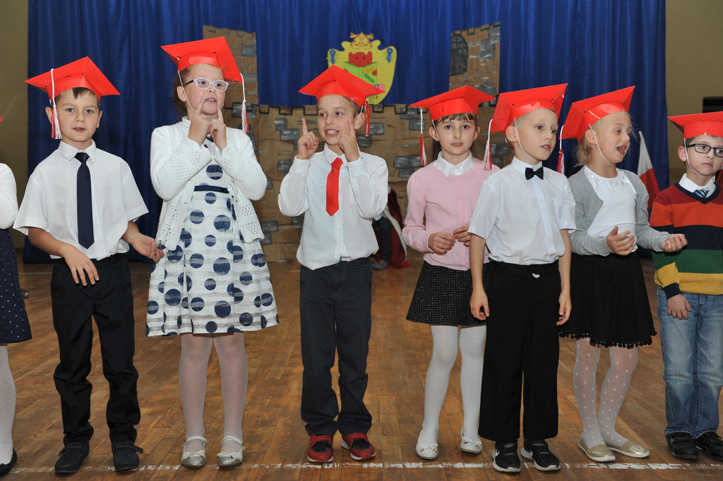 Ślubowanie pierwszoklasistów w Publicznej Szkole Podstawowej im. M. Kopernika w Lewinie Brzeskim