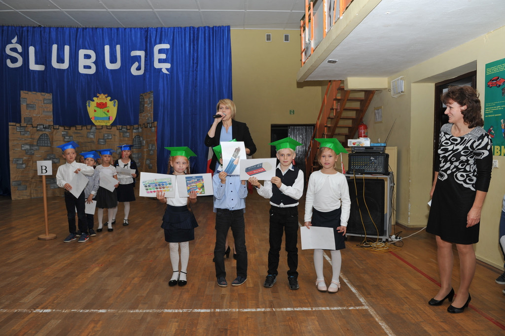 Ślubowanie pierwszoklasistów w Publicznej Szkole Podstawowej im. M. Kopernika w Lewinie Brzeskim