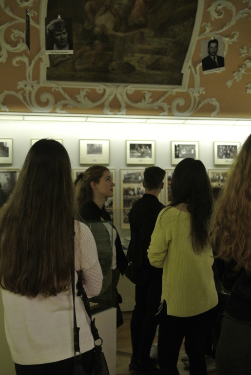 Z wizytą w Ossolineum. Uczniowie I LO w Brzegu na niecodziennej lekcji historii