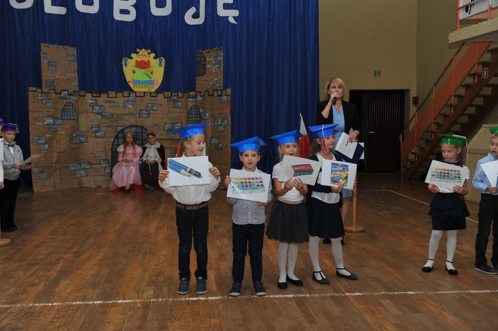 Ślubowanie pierwszoklasistów w Publicznej Szkole Podstawowej im. M. Kopernika w Lewinie Brzeskim
