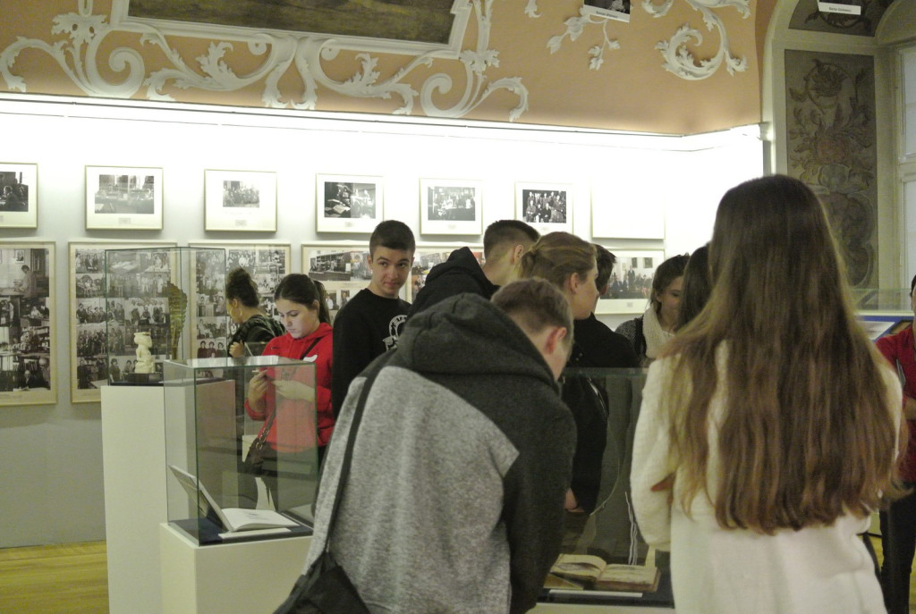 Z wizytą w Ossolineum. Uczniowie I LO w Brzegu na niecodziennej lekcji historii