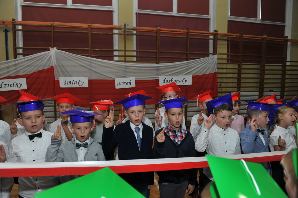 Ślubowanie pierwszoklasistów w Publicznej Szkole Podstawowej im. M. Kopernika w Lewinie Brzeskim