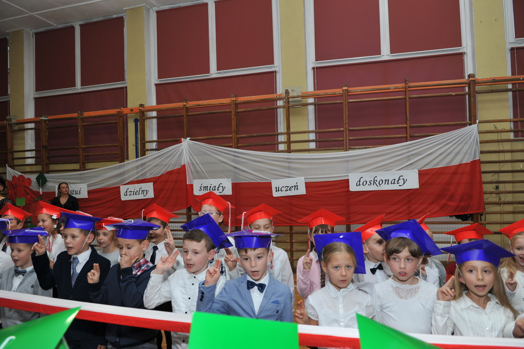 Ślubowanie pierwszoklasistów w Publicznej Szkole Podstawowej im. M. Kopernika w Lewinie Brzeskim