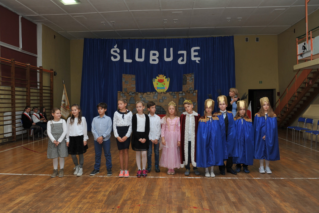 Ślubowanie pierwszoklasistów w Publicznej Szkole Podstawowej im. M. Kopernika w Lewinie Brzeskim