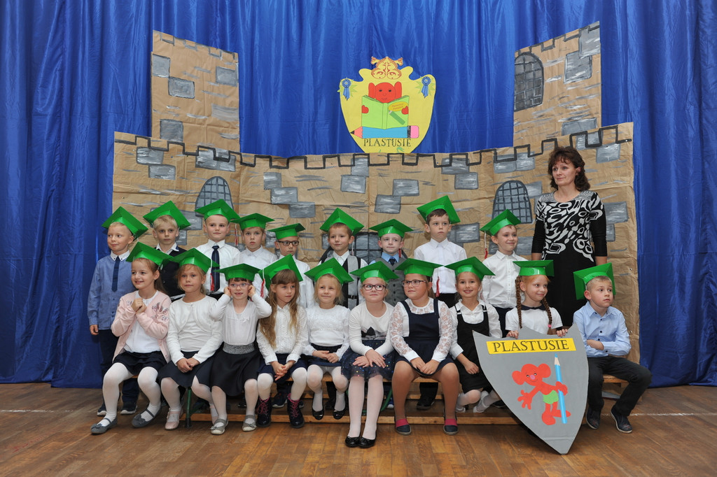 Ślubowanie pierwszoklasistów w Publicznej Szkole Podstawowej im. M. Kopernika w Lewinie Brzeskim