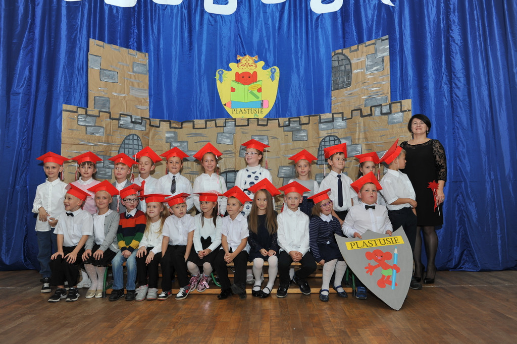 Ślubowanie pierwszoklasistów w Publicznej Szkole Podstawowej im. M. Kopernika w Lewinie Brzeskim