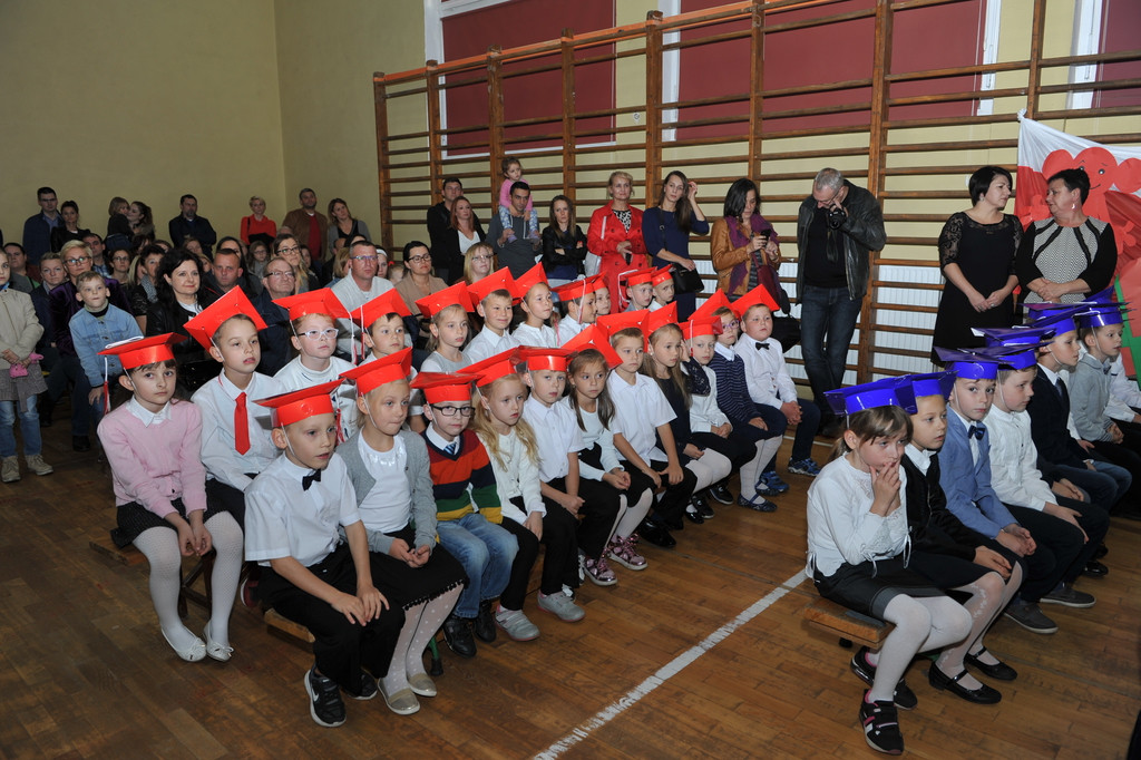 Ślubowanie pierwszoklasistów w Publicznej Szkole Podstawowej im. M. Kopernika w Lewinie Brzeskim