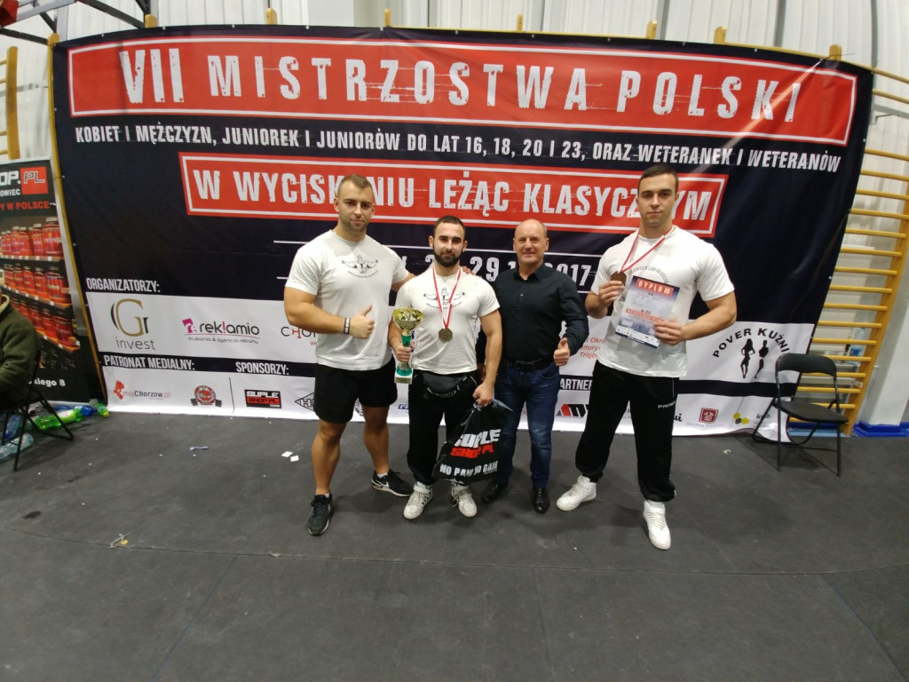 Złoto, srebro, brąz w VII MP wyciskaniu leżąc