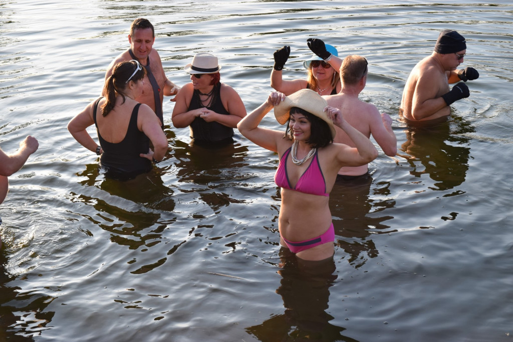 Brzeskie morsy i foczki zainaugurowały sezon lodowatych kąpieli