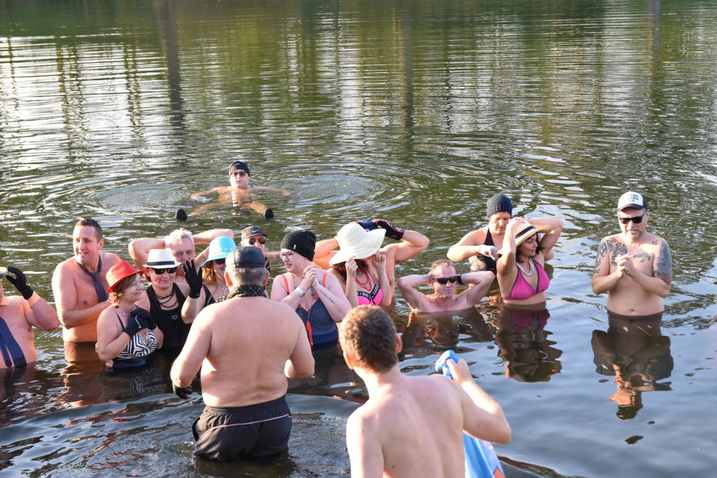 Brzeskie morsy i foczki zainaugurowały sezon lodowatych kąpieli