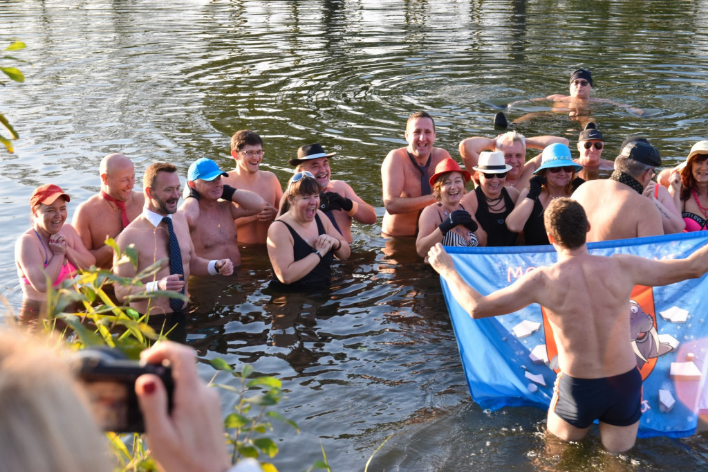 Brzeskie morsy i foczki zainaugurowały sezon lodowatych kąpieli