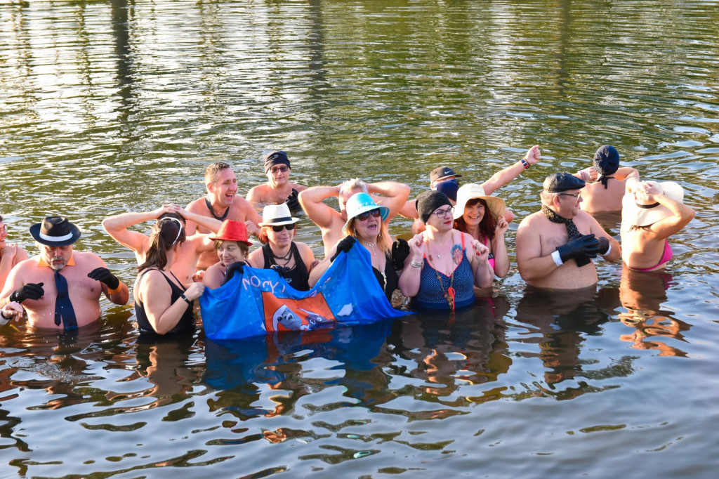 Brzeskie morsy i foczki zainaugurowały sezon lodowatych kąpieli