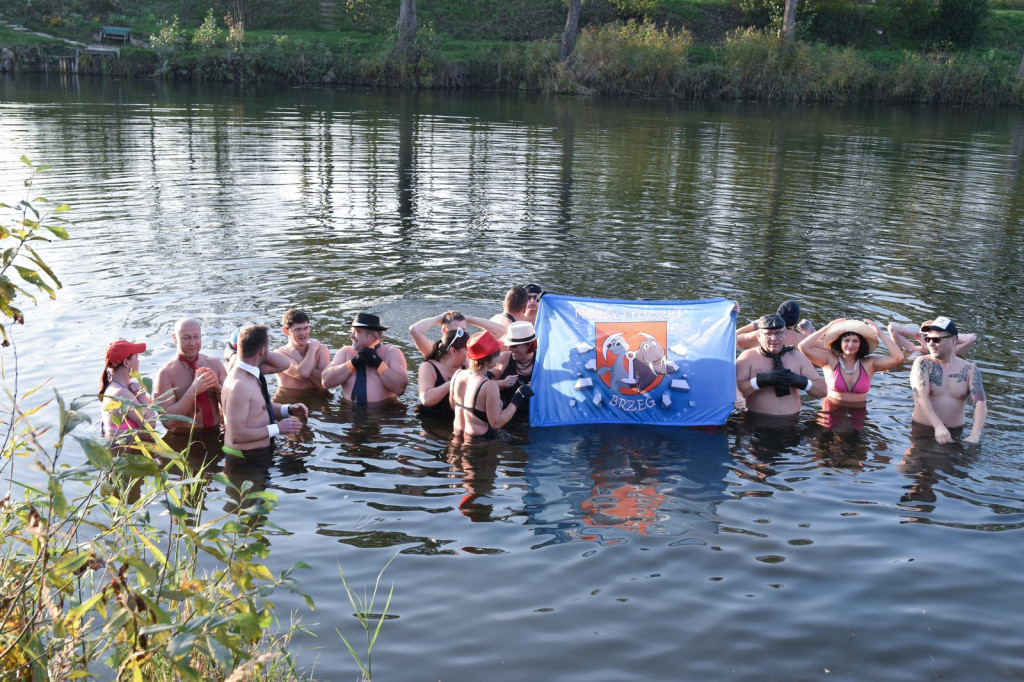 Brzeskie morsy i foczki zainaugurowały sezon lodowatych kąpieli