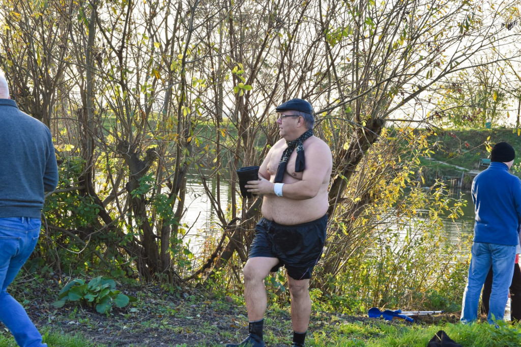 Brzeskie morsy i foczki zainaugurowały sezon lodowatych kąpieli