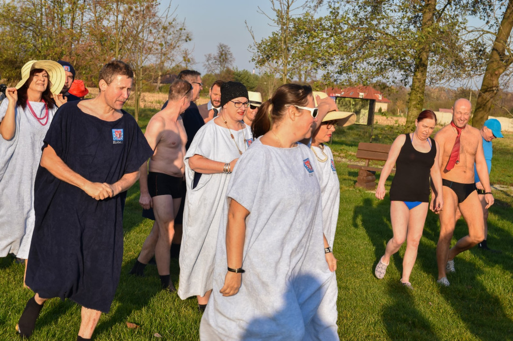 Brzeskie morsy i foczki zainaugurowały sezon lodowatych kąpieli