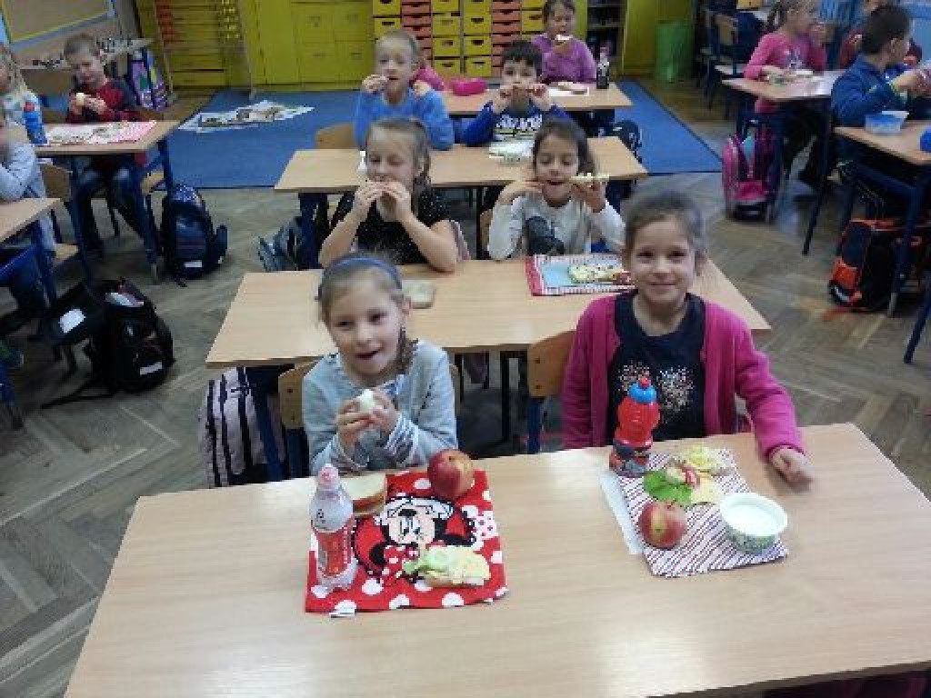 Dzień Zdrowego Śniadania w PSP w Lewinie Brzeskim