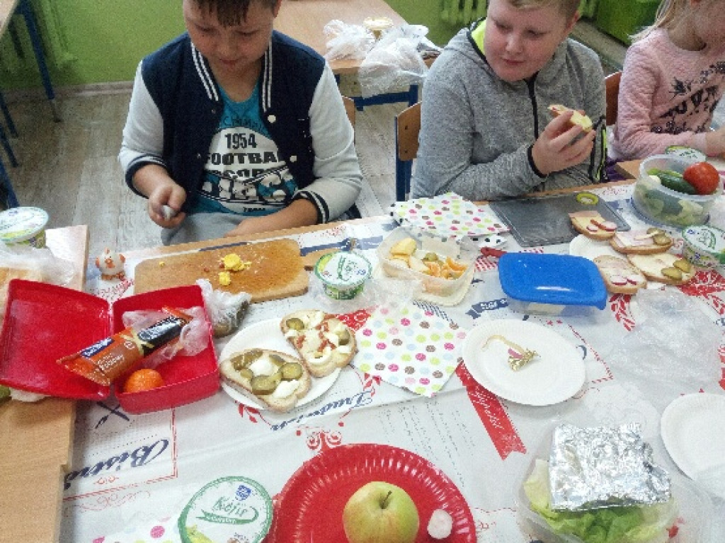 Dzień Zdrowego Śniadania w PSP w Lewinie Brzeskim
