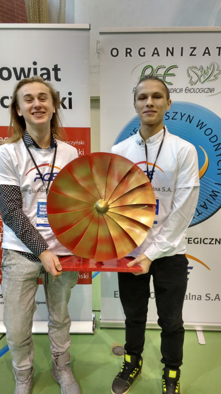 Minister Radziwiłł i uczniowie klasy III B gimnazjum Publicznej Szkoły Podstawowej  nr 5 z Brzegu na VI Ogólnopolskim Turnieju Maszyn Wiatrowych