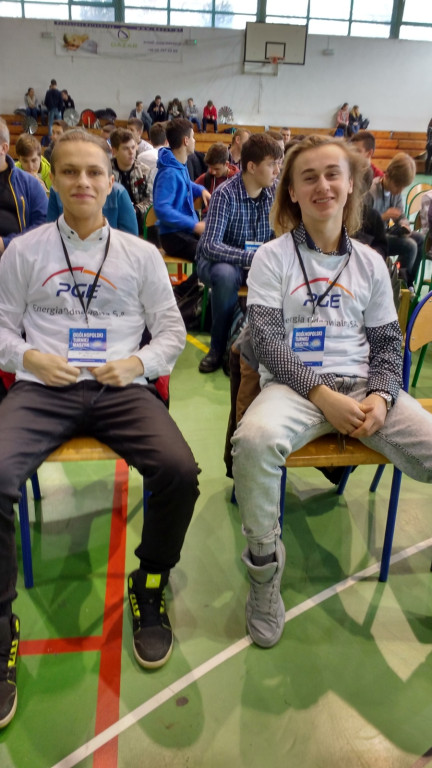 Minister Radziwiłł i uczniowie klasy III B gimnazjum Publicznej Szkoły Podstawowej  nr 5 z Brzegu na VI Ogólnopolskim Turnieju Maszyn Wiatrowych