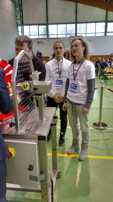 Minister Radziwiłł i uczniowie klasy III B gimnazjum Publicznej Szkoły Podstawowej  nr 5 z Brzegu na VI Ogólnopolskim Turnieju Maszyn Wiatrowych