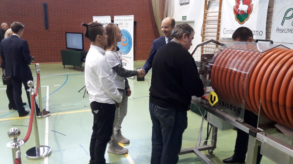 Minister Radziwiłł i uczniowie klasy III B gimnazjum Publicznej Szkoły Podstawowej  nr 5 z Brzegu na VI Ogólnopolskim Turnieju Maszyn Wiatrowych