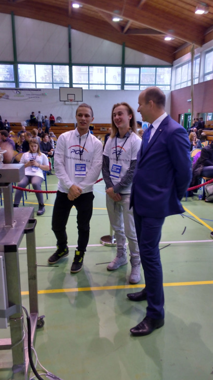 Minister Radziwiłł i uczniowie klasy III B gimnazjum Publicznej Szkoły Podstawowej  nr 5 z Brzegu na VI Ogólnopolskim Turnieju Maszyn Wiatrowych