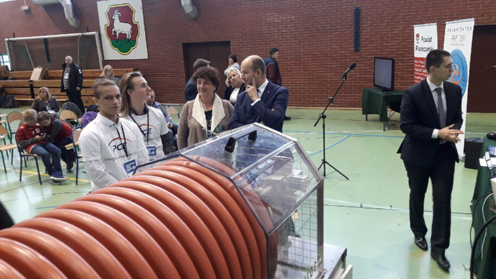 Minister Radziwiłł i uczniowie klasy III B gimnazjum Publicznej Szkoły Podstawowej  nr 5 z Brzegu na VI Ogólnopolskim Turnieju Maszyn Wiatrowych