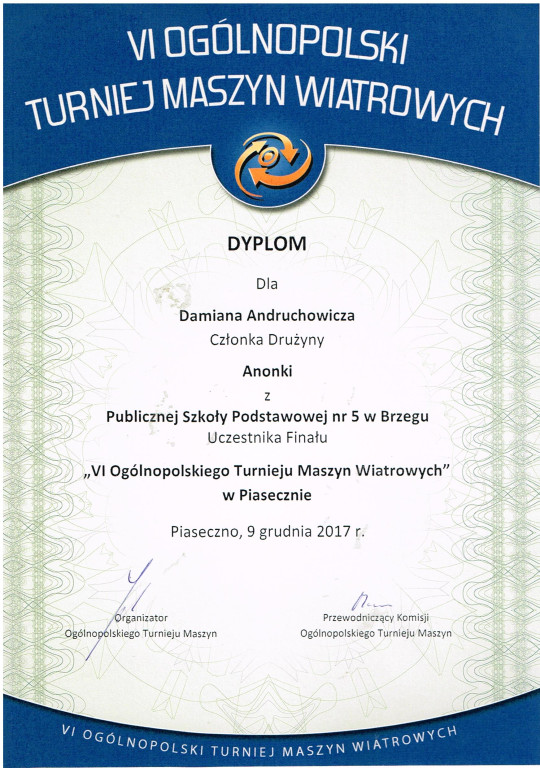 Minister Radziwiłł i uczniowie klasy III B gimnazjum Publicznej Szkoły Podstawowej  nr 5 z Brzegu na VI Ogólnopolskim Turnieju Maszyn Wiatrowych