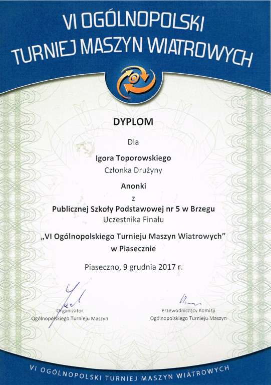 Minister Radziwiłł i uczniowie klasy III B gimnazjum Publicznej Szkoły Podstawowej  nr 5 z Brzegu na VI Ogólnopolskim Turnieju Maszyn Wiatrowych