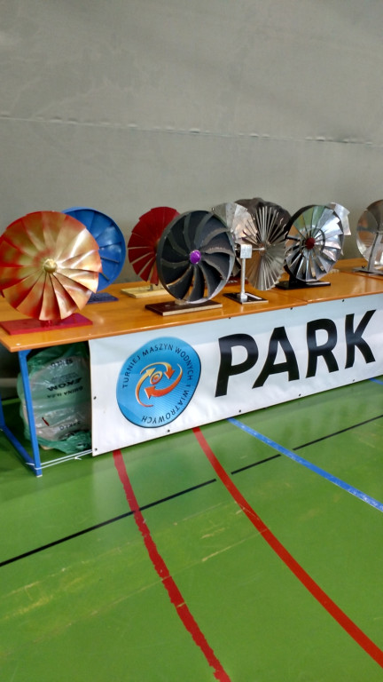 Minister Radziwiłł i uczniowie klasy III B gimnazjum Publicznej Szkoły Podstawowej  nr 5 z Brzegu na VI Ogólnopolskim Turnieju Maszyn Wiatrowych