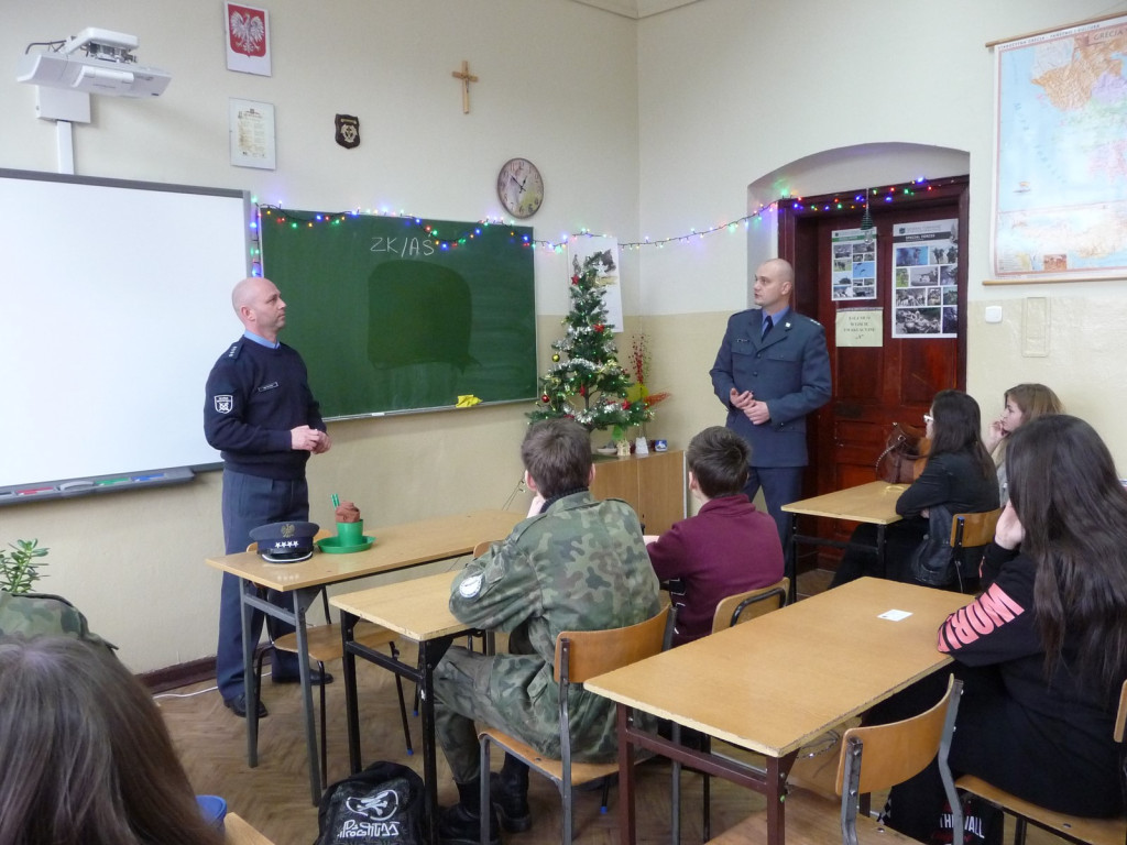 Perspektywy pracy w służbach mundurowych