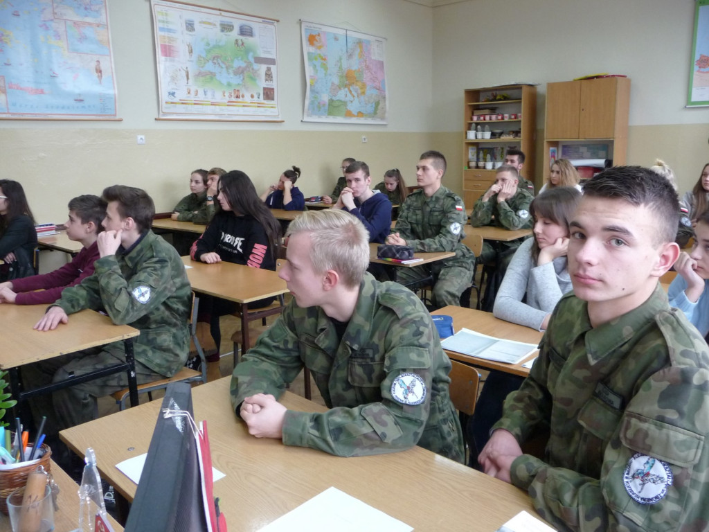 Perspektywy pracy w służbach mundurowych