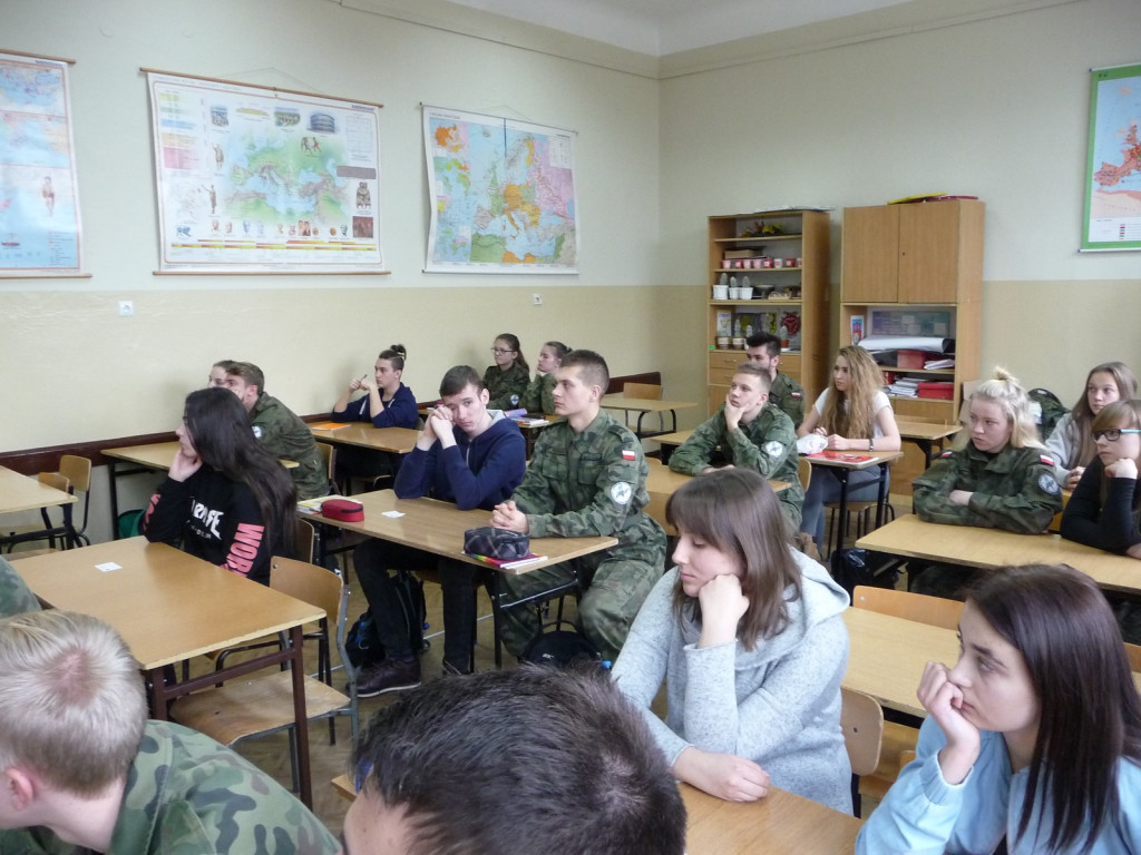 Perspektywy pracy w służbach mundurowych