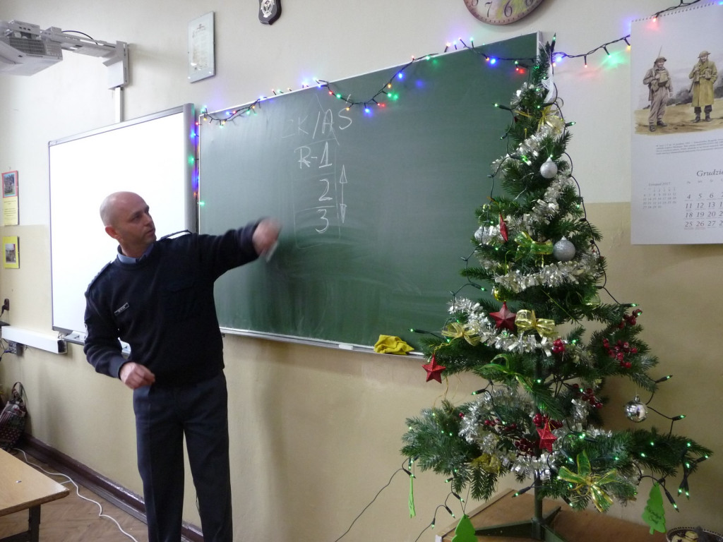 Perspektywy pracy w służbach mundurowych